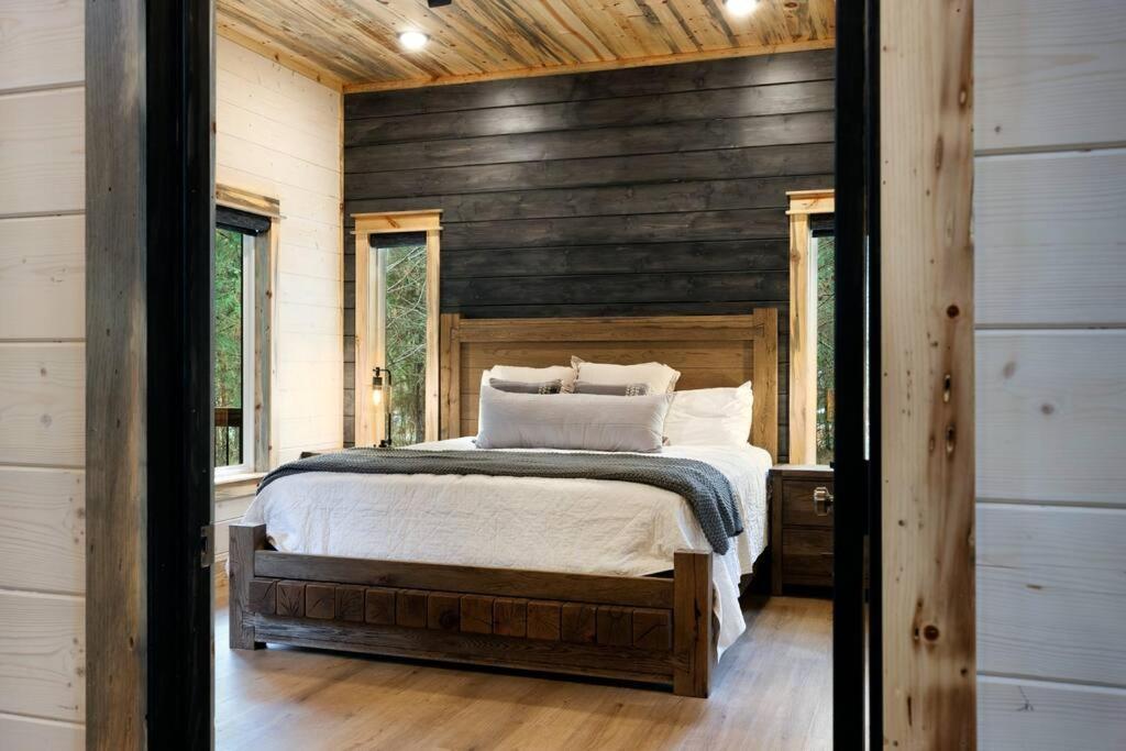 Holiday home Lone Pine Lodge. Brand New! 2 Bedroom Luxury Cabin.