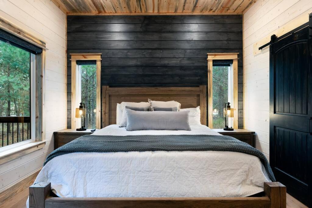 Holiday home Lone Pine Lodge. Brand New! 2 Bedroom Luxury Cabin. *