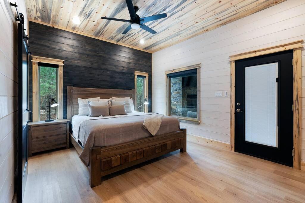 Lone Pine Lodge. Brand New! 2 Bedroom Luxury Cabin. Holiday home
