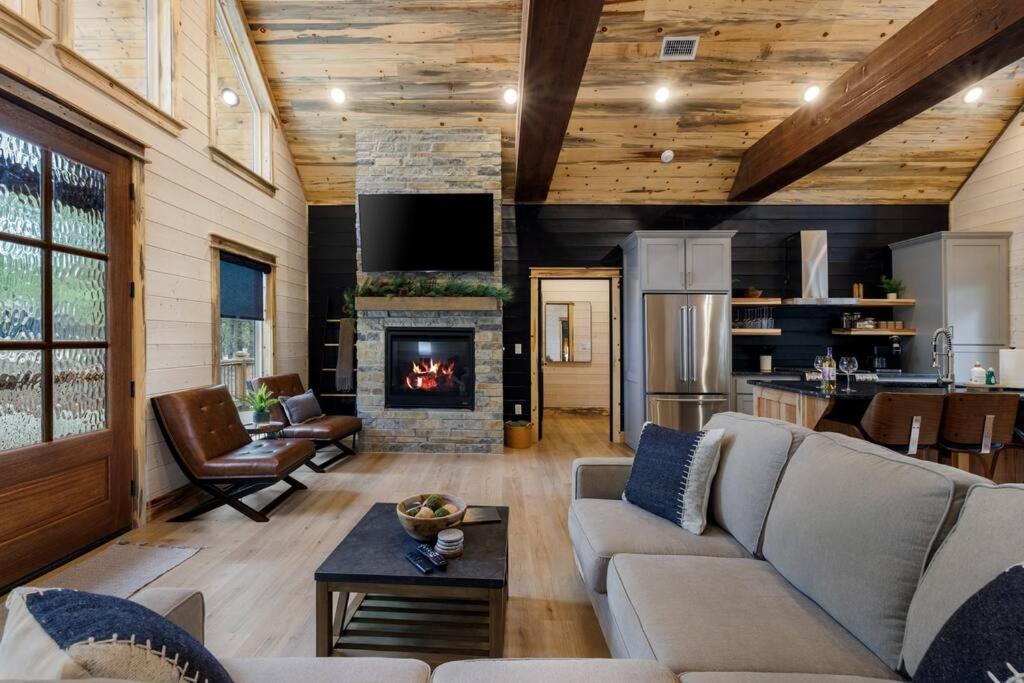 Lone Pine Lodge. Brand New! 2 Bedroom Luxury Cabin. Holiday home Broken Bow