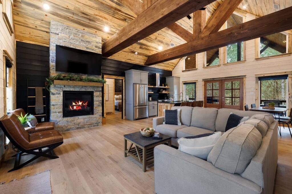 Lone Pine Lodge. Brand New! 2 Bedroom Luxury Cabin. Broken Bow