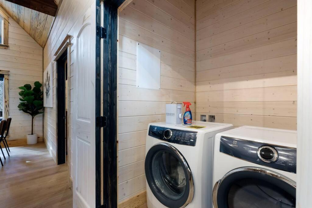 Holiday home Lone Pine Lodge. Brand New! 2 Bedroom Luxury Cabin. *