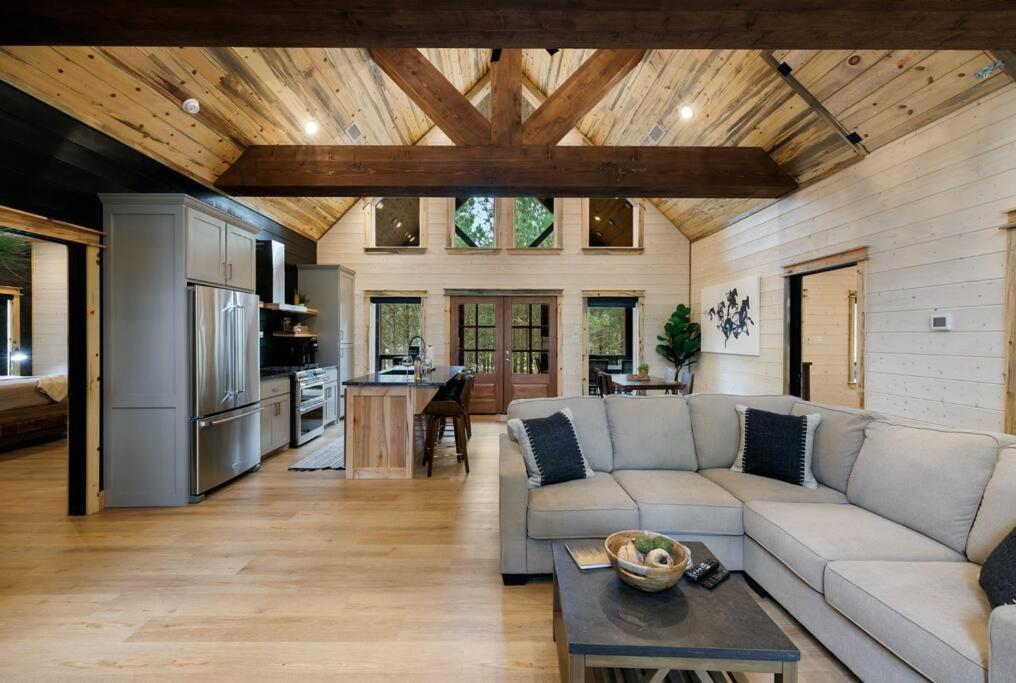Lone Pine Lodge. Brand New! 2 Bedroom Luxury Cabin. Broken Bow
