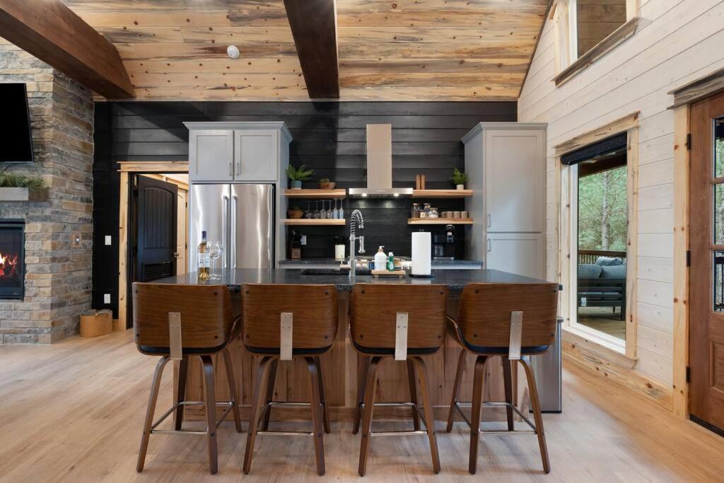 Lone Pine Lodge. Brand New! 2 Bedroom Luxury Cabin.