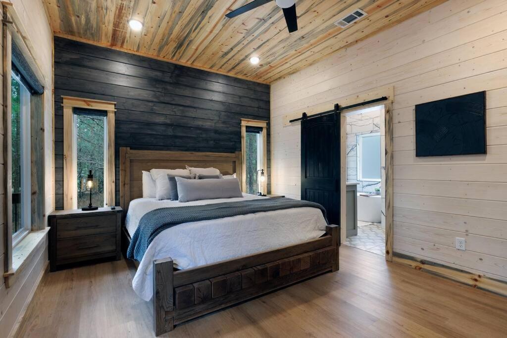 Lone Pine Lodge. Brand New! 2 Bedroom Luxury Cabin. Holiday home Broken Bow