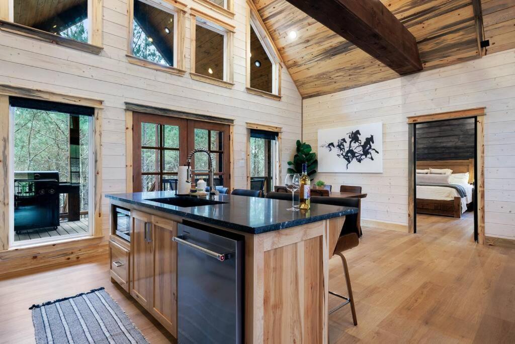 Lone Pine Lodge. Brand New! 2 Bedroom Luxury Cabin. *