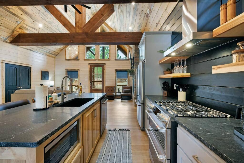 Lone Pine Lodge. Brand New! 2 Bedroom Luxury Cabin. *