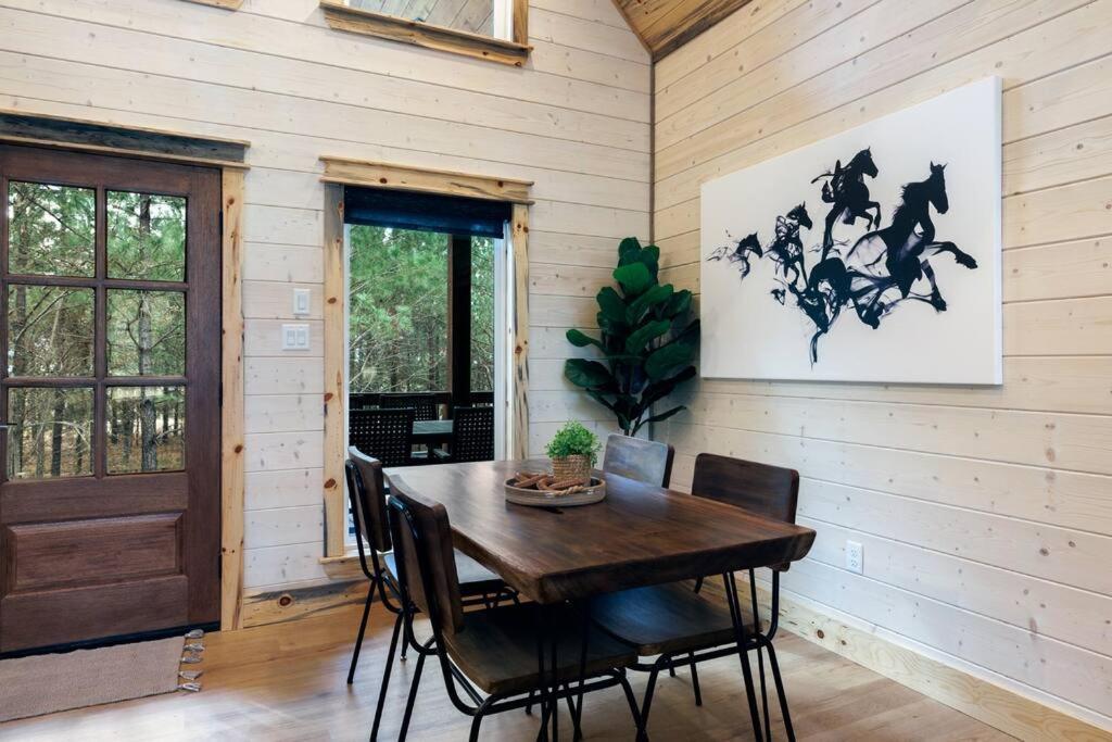 Lone Pine Lodge. Brand New! 2 Bedroom Luxury Cabin.