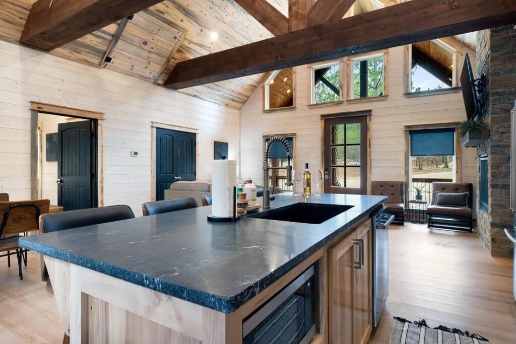 Lone Pine Lodge. Brand New! 2 Bedroom Luxury Cabin. Broken Bow