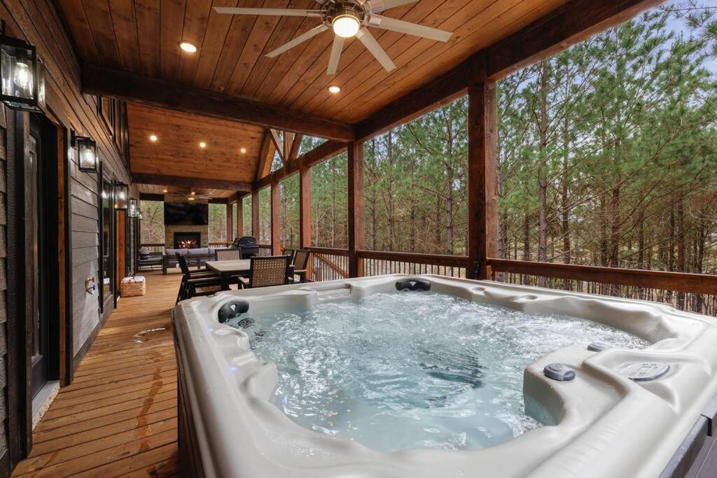 Lone Pine Lodge. Brand New! 2 Bedroom Luxury Cabin.