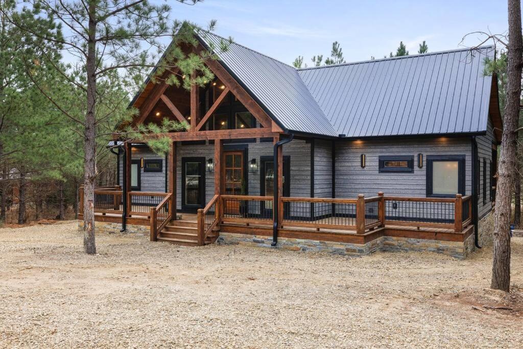 Lone Pine Lodge. Brand New! 2 Bedroom Luxury Cabin. Holiday home